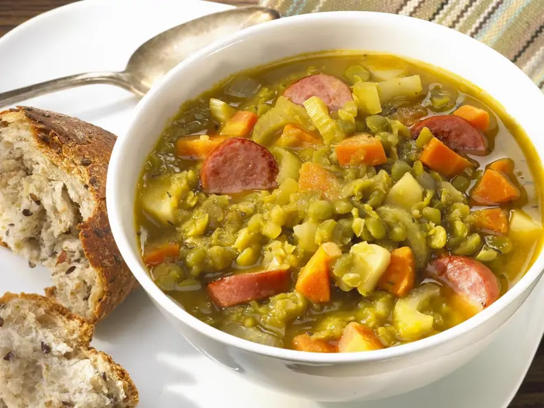Spalterbsensuppe mit Brot