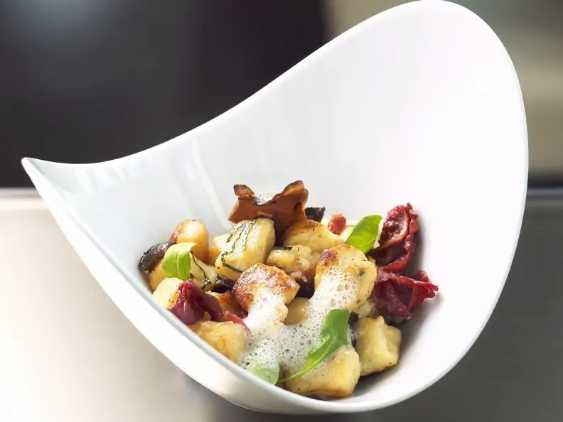 Ricotta-Kartoffel-Gnocchi mit Entenbrust, Pilzen und luftiger Parmesansoße