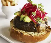 Burger mit Avocado und Roter Bete