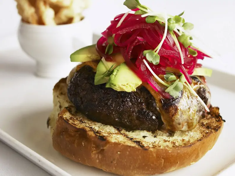 Burger mit Avocado und Roter Bete
