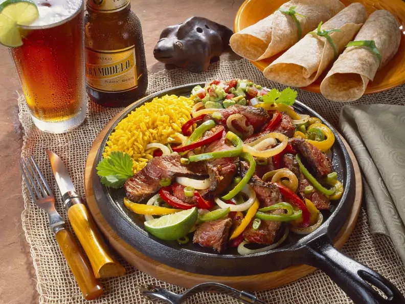 Rindfleischpfanne auf Mexikanische Art (Fajita)