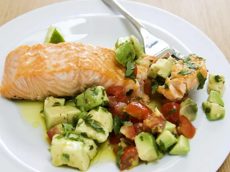 Lachs mit Avocado-Tomaten-Salsa
