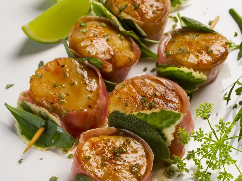 Gegrillte Jakobsmuscheln im Speckmantel