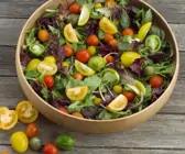 Salat mit bunten Tomaten