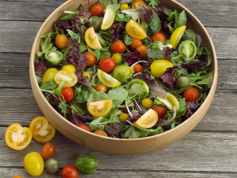 Salat mit bunten Tomaten