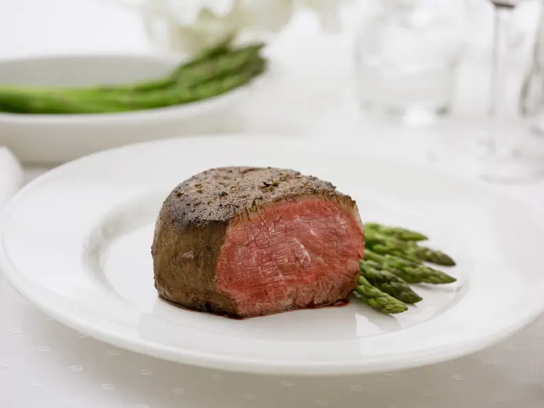 Rinderfilet mit Pfeffer grünem Spargel
