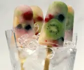 Stieleis mit Früchten