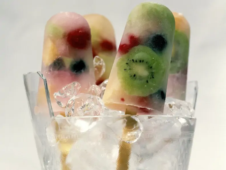 Stieleis mit Früchten