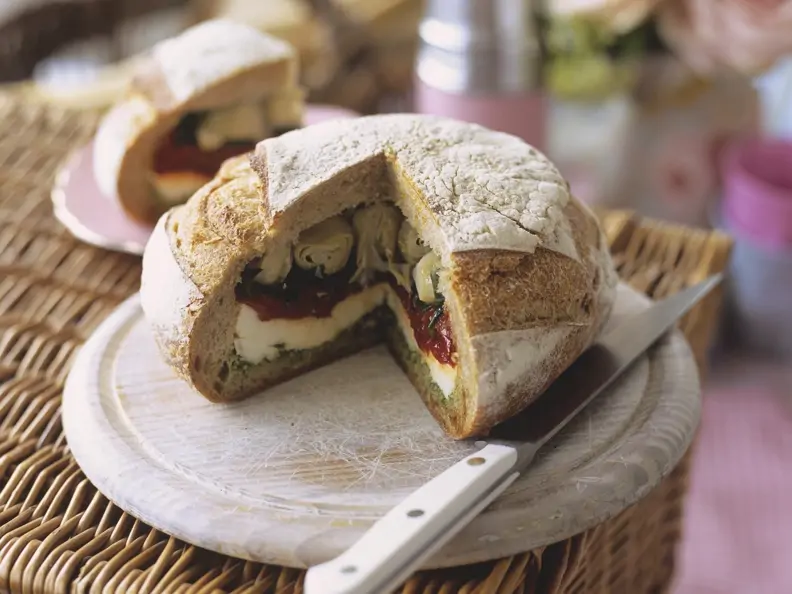 Brot mit Antipasti-Füllung
