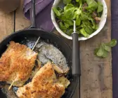 Putenschnitzel mit Käse-Schinken-Füllung dazu Feldsalat