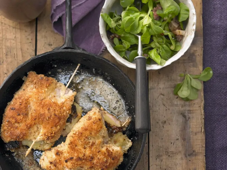 Putenschnitzel mit Käse-Schinken-Füllung dazu Feldsalat