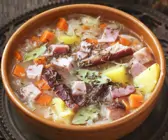 Sauerkrautsuppe mit Schweinerippchen