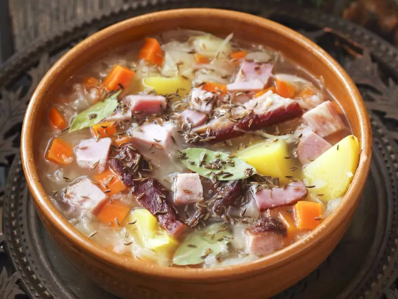 Sauerkrautsuppe mit Schweinerippchen