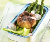 Rote-Bete-Spiegelei mit Spargel und Radieschen