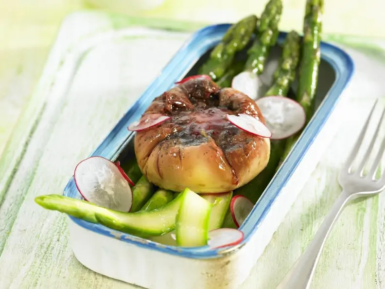Rote-Bete-Spiegelei mit Spargel und Radieschen