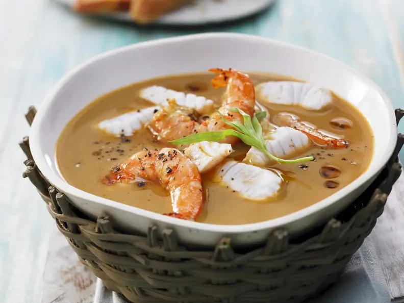 Fischsuppe mit Garnelen auf bretonische Art