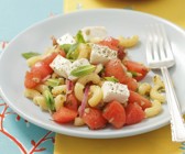 Pastasalat mit Schafskäse und Wassermelone