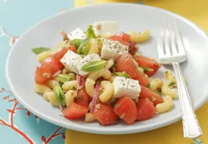 Pastasalat mit Schafskäse und Wassermelone