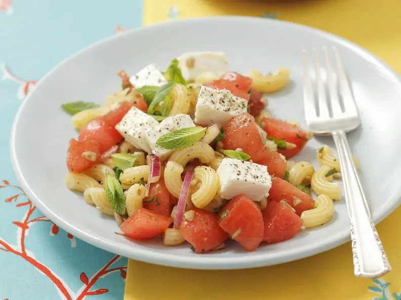 Pastasalat mit Schafskäse und Wassermelone