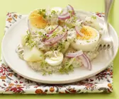 Kartoffeln mit Zwiebeln, Eiern und Tatarensoße