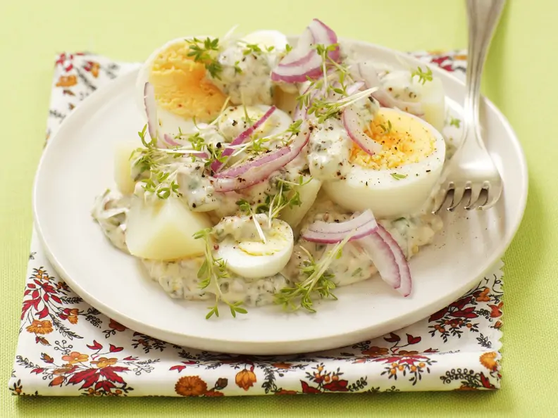Kartoffeln mit Zwiebeln, Eiern und Tatarensoße