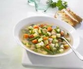 Gemüsesuppe mit weißen Bohnen
