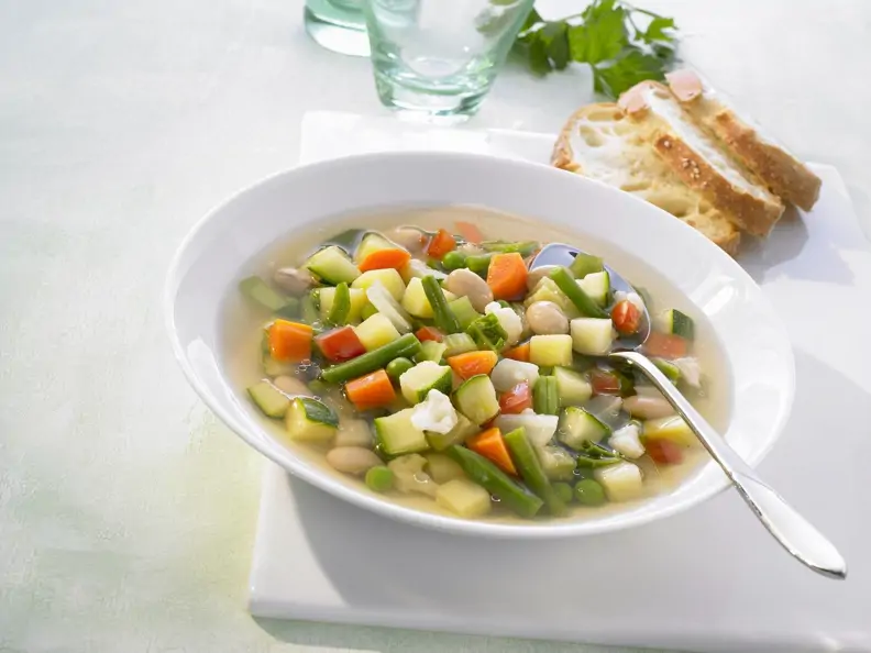 Gemüsesuppe mit weißen Bohnen