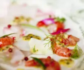 Loup de mer Carpaccio mit Garnelen und Maracuja-Rosen-Dressing