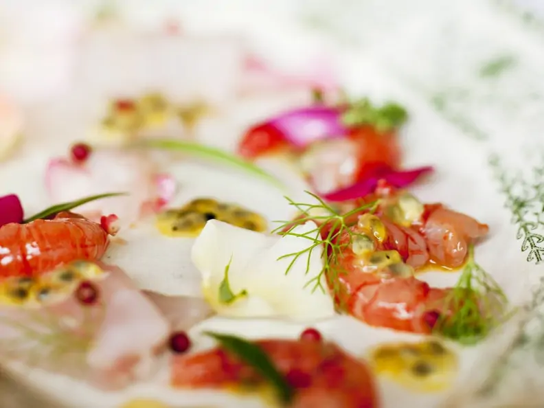 Loup de mer Carpaccio mit Garnelen und Maracuja-Rosen-Dressing