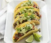 Tacos mit Rindfleisch und Guacamole