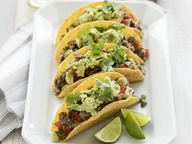 Tacos mit Rindfleisch und Guacamole