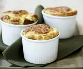 Käsesoufflé mit Spinat