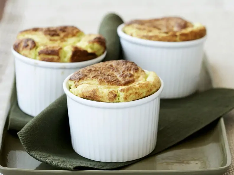 Käsesoufflé mit Spinat
