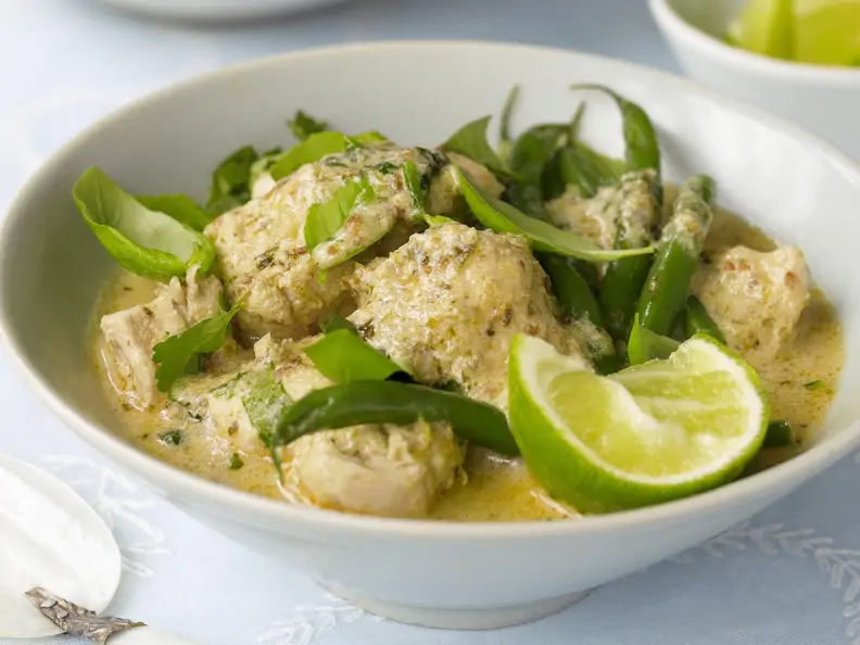 Grünes Curry mit Hähnchen auf thailändische Art