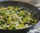 Porree und Cannellini-Bohnen mit Senfsoße