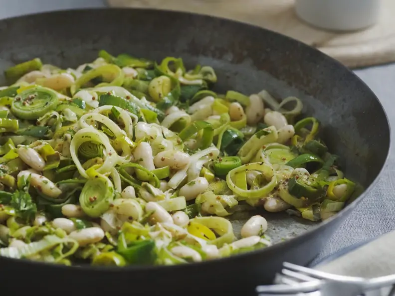 Porree und Cannellini-Bohnen mit Senfsoße