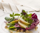 Radicchio-Birnen-Salat mit Haselnuss-Vinaigrette