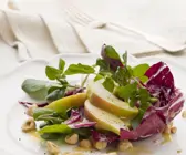 Radicchio-Birnen-Salat mit Haselnuss-Vinaigrette