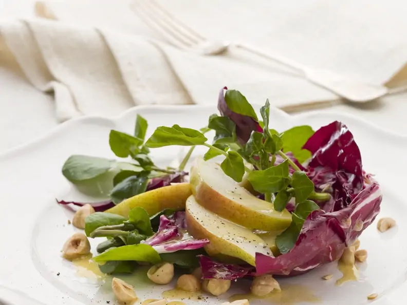 Radicchio-Birnen-Salat mit Haselnuss-Vinaigrette