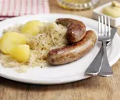 Bratwurst mit Sauerkraut und Salzkartofflen