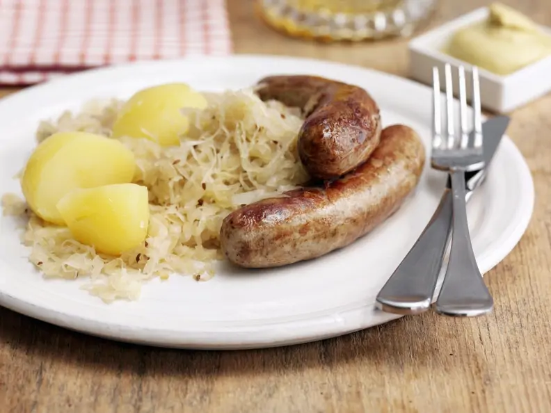Bratwurst mit Sauerkraut und Salzkartofflen