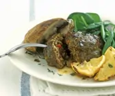 Gegrillte Frikadelle mit Gemüsebeilage