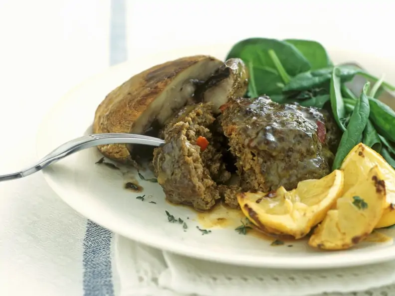 Gegrillte Frikadelle mit Gemüsebeilage