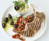Gegrillte Lammkoteletts mit Tomaten und Oliven