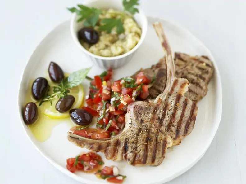 Gegrillte Lammkoteletts mit Tomaten und Oliven