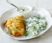 Gebackenes Fischfilet mit Gurken-Joghurt-Salat