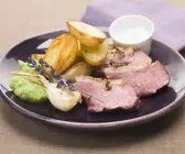 Lammbraten mit Ofenkartoffeln und Erbsenpüree
