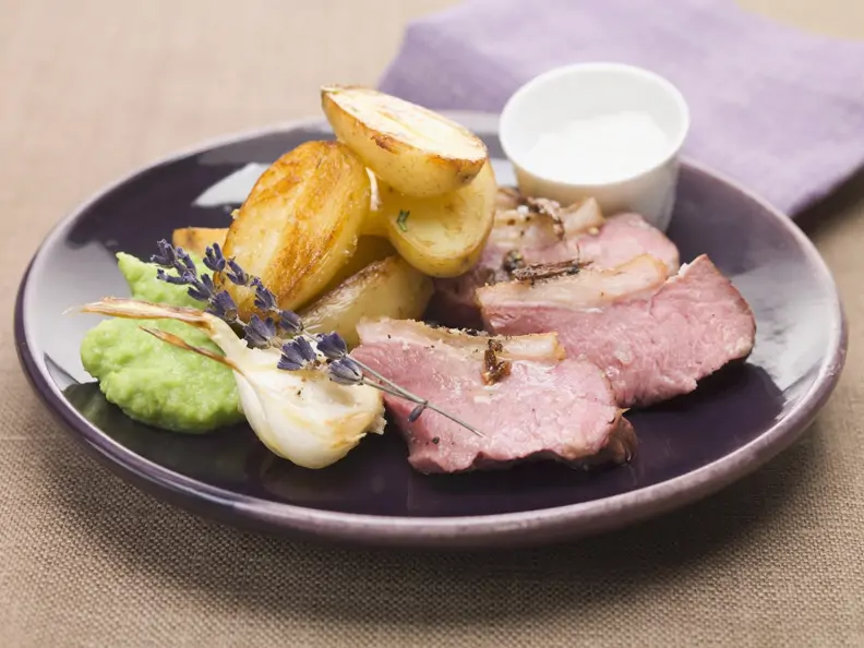 Lammbraten mit Ofenkartoffeln und Erbsenpüree