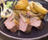 Lammbraten mit Kartoffeln und Erbsenpüree