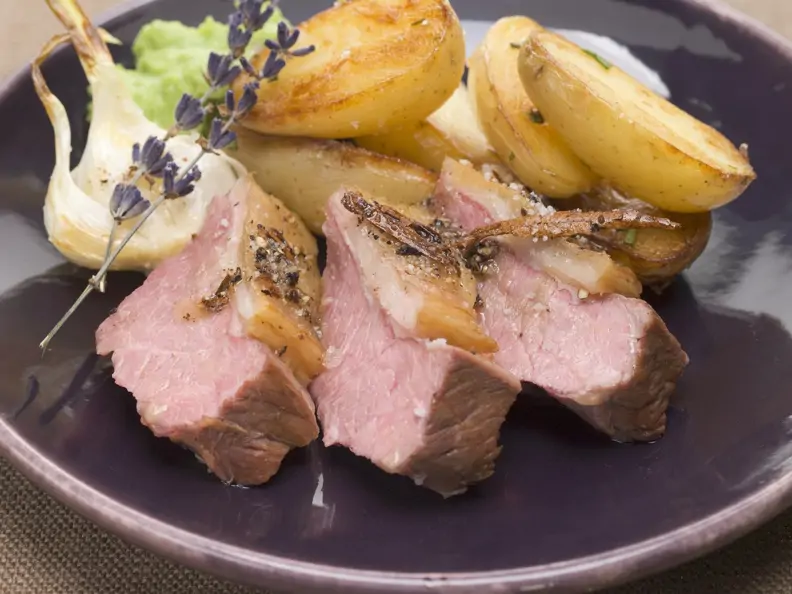 Lammbraten mit Kartoffeln und Erbsenpüree